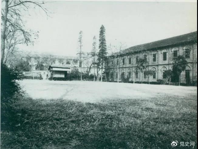 　　1927年3月18日，毛澤東出席在武昌舉行的河南武裝農(nóng)民代表大會(huì)，并作湖南農(nóng)運(yùn)狀況報(bào)告。圖為大會(huì)會(huì)場(chǎng)——武昌農(nóng)講所大操場(chǎng)。